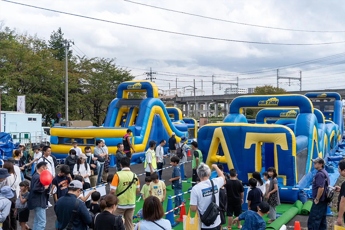 巨大エアー遊具が並ぶアスレチックゾーン