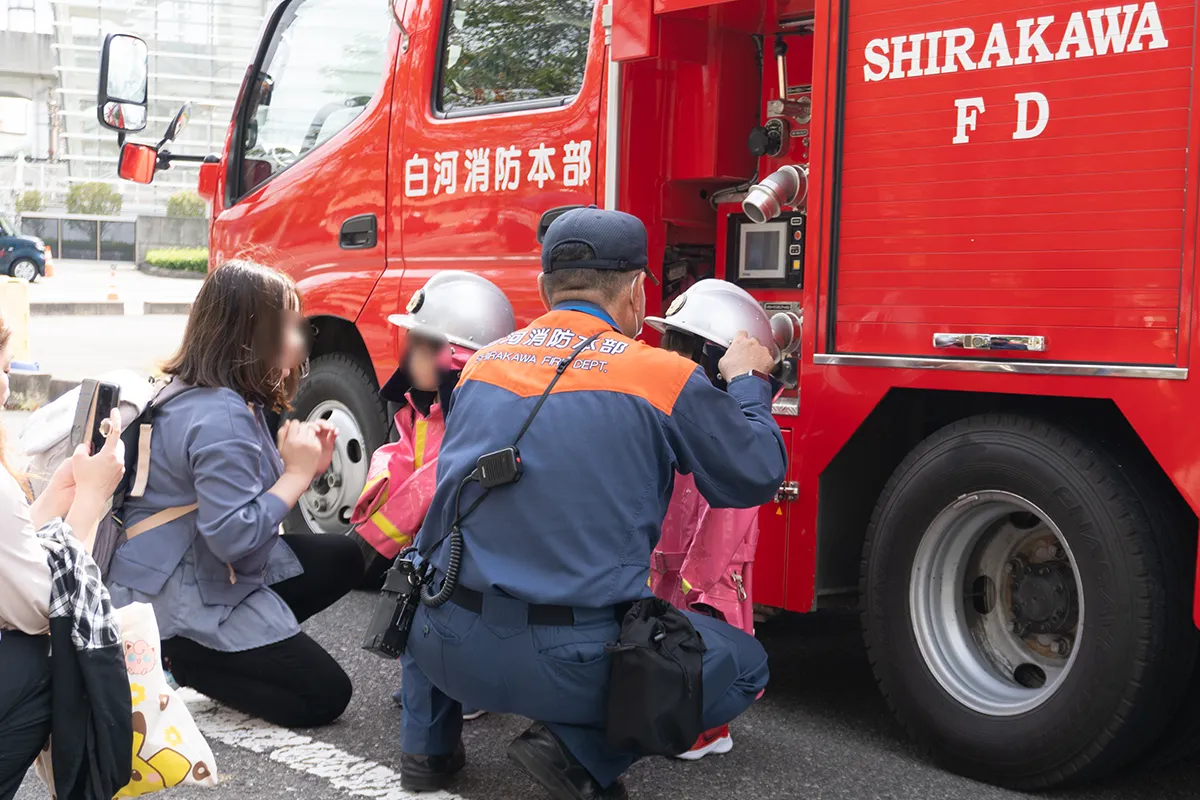 消防車両の展示を見学する来場者