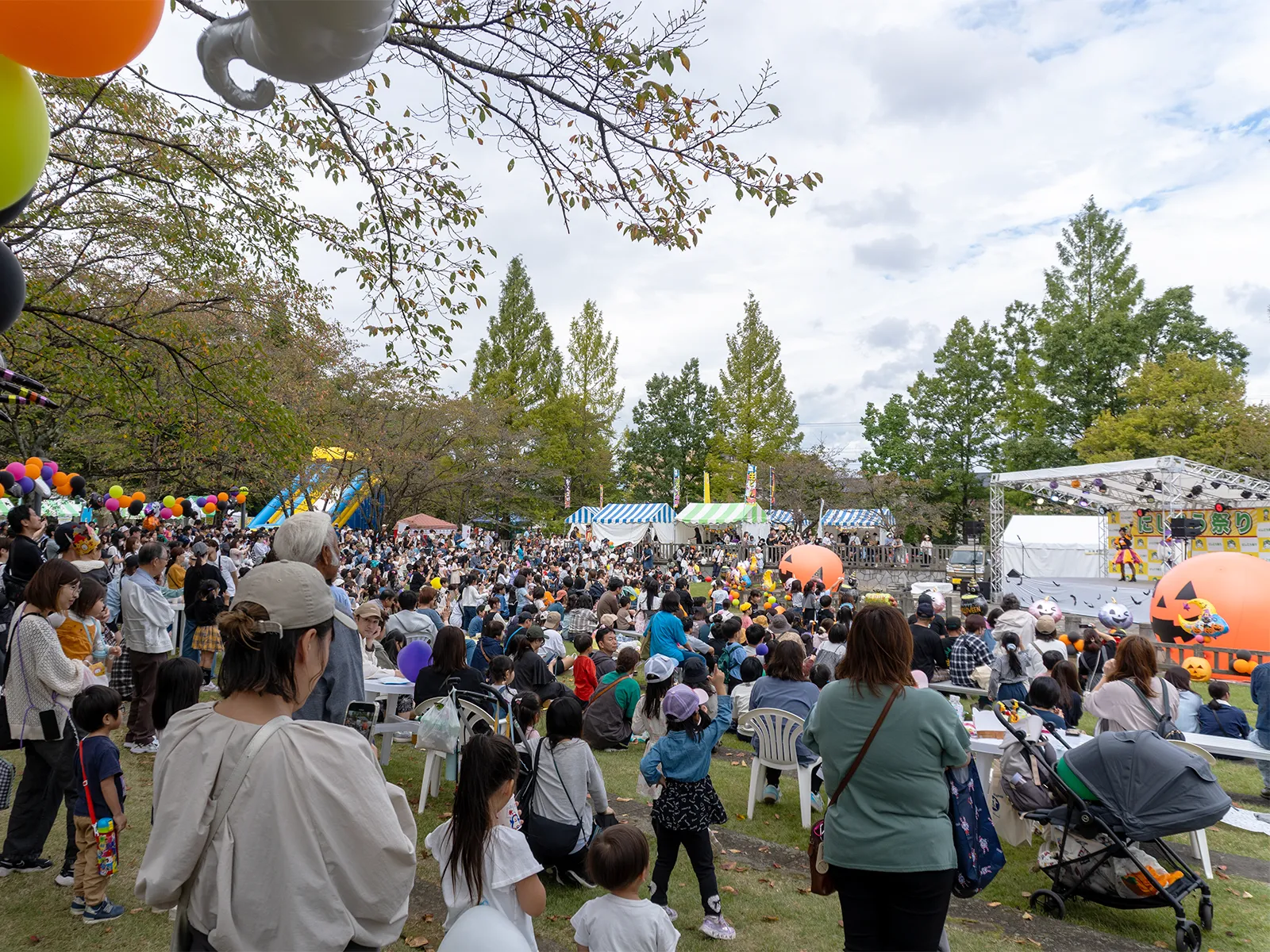 多くの来場者でにぎわう、にしごう祭り会場